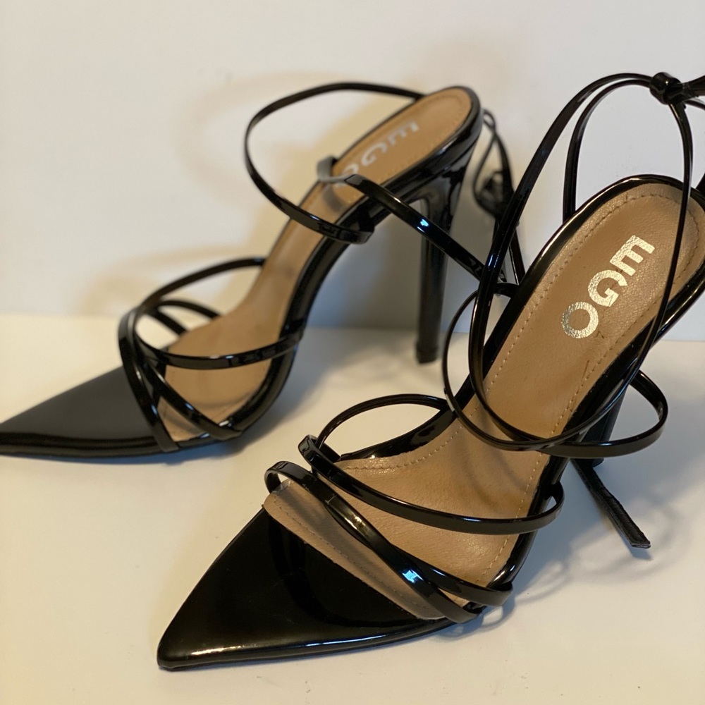 Womens black patent pointed black sandal Size 6